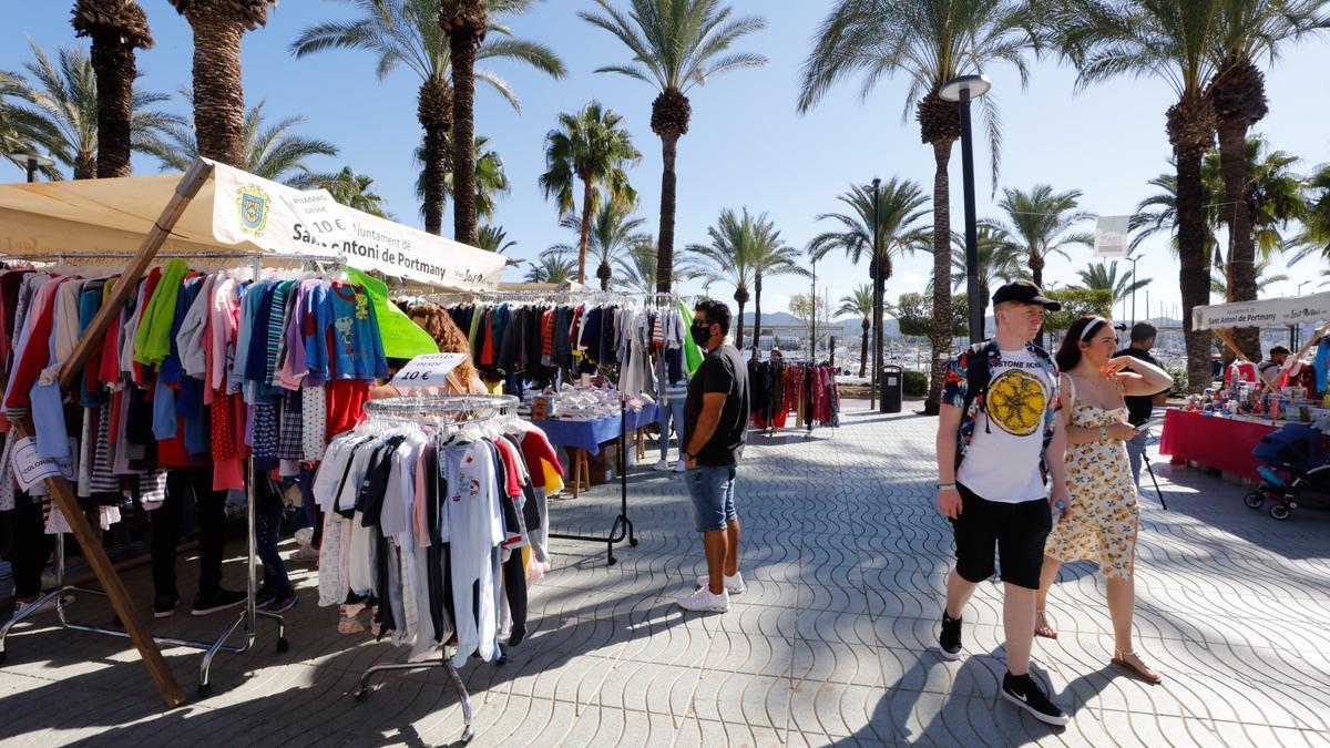 Una pareja de turistas visita la feria.