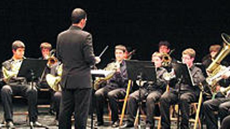 La «Brass Band» de la Escuela de Música actúa en el «Latorre»