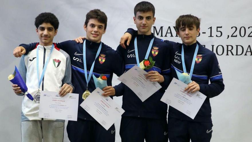 Adrià Román, segon per l’esquerra, al podi del reputat torneig | CLUB D’ESGRIMA SHM