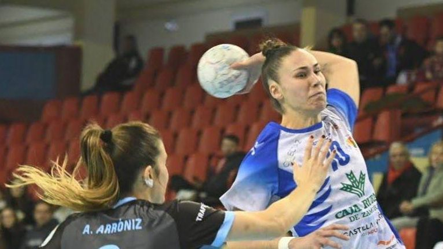 María Prieto O'Mullony, en plena acción con el BM Aula Valladolid.