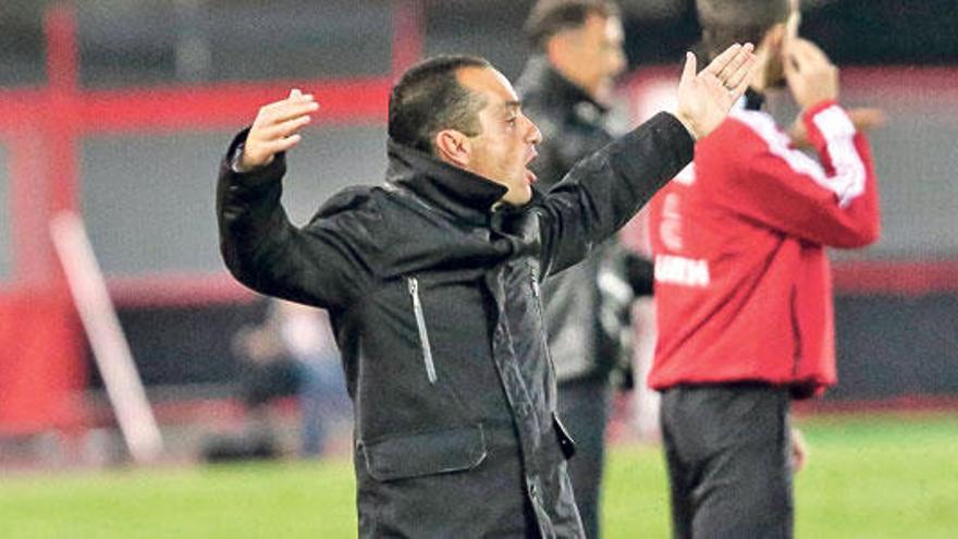 José Luis Oltra gesticula durante el encuentro de ayer en el Iberostar Estadio.