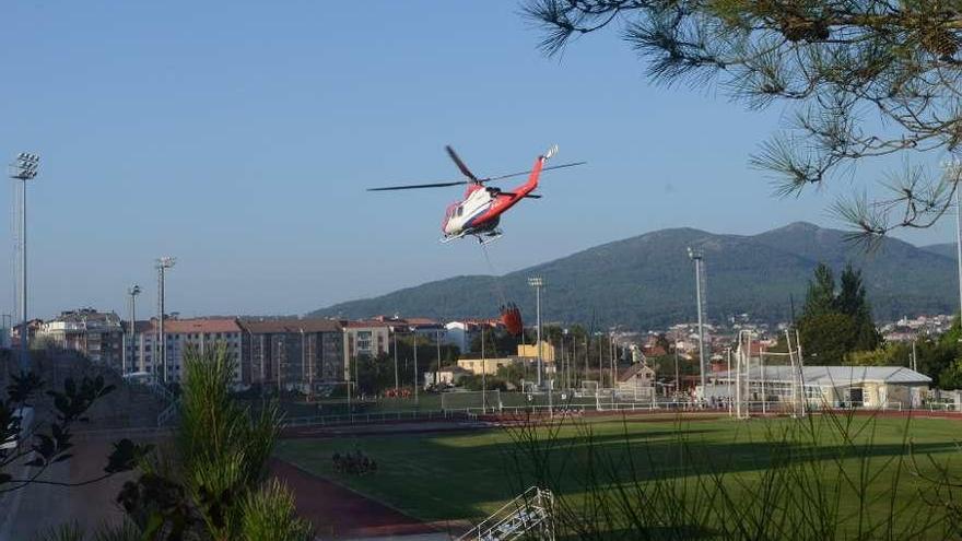 El helicóptero sobrevuela el estadio de atletismo tras haber aterrizado en el campo central. // Noé Parga