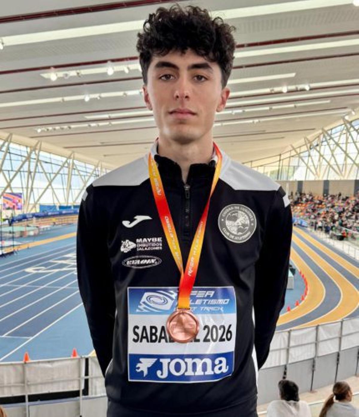 Sergio Plata, con su medalla. | LNE