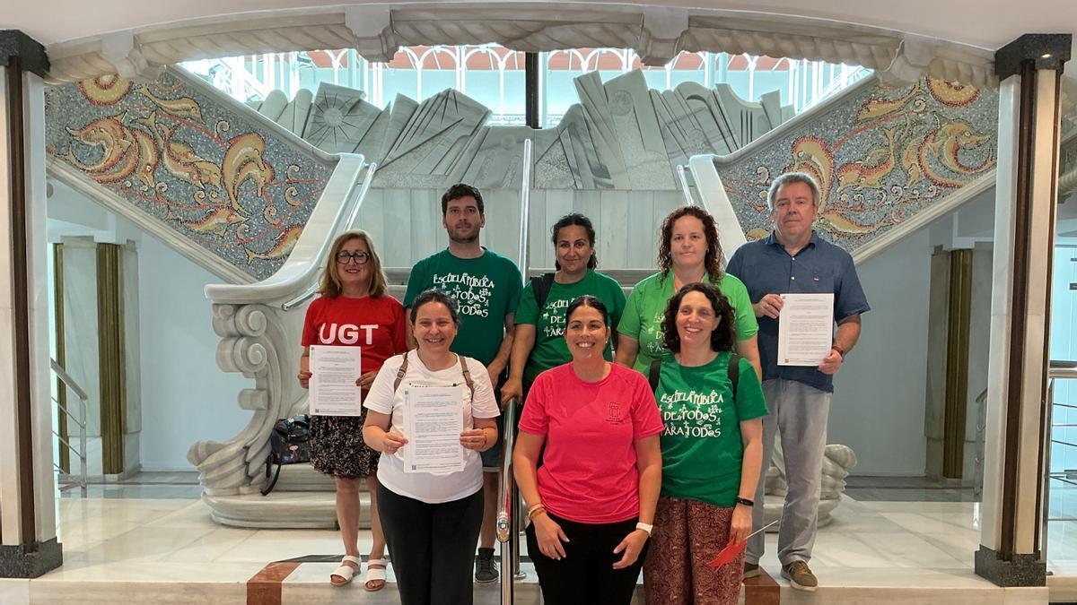 Miembros del grupo promotor registran la iniciativa en la Asamblea Regional.