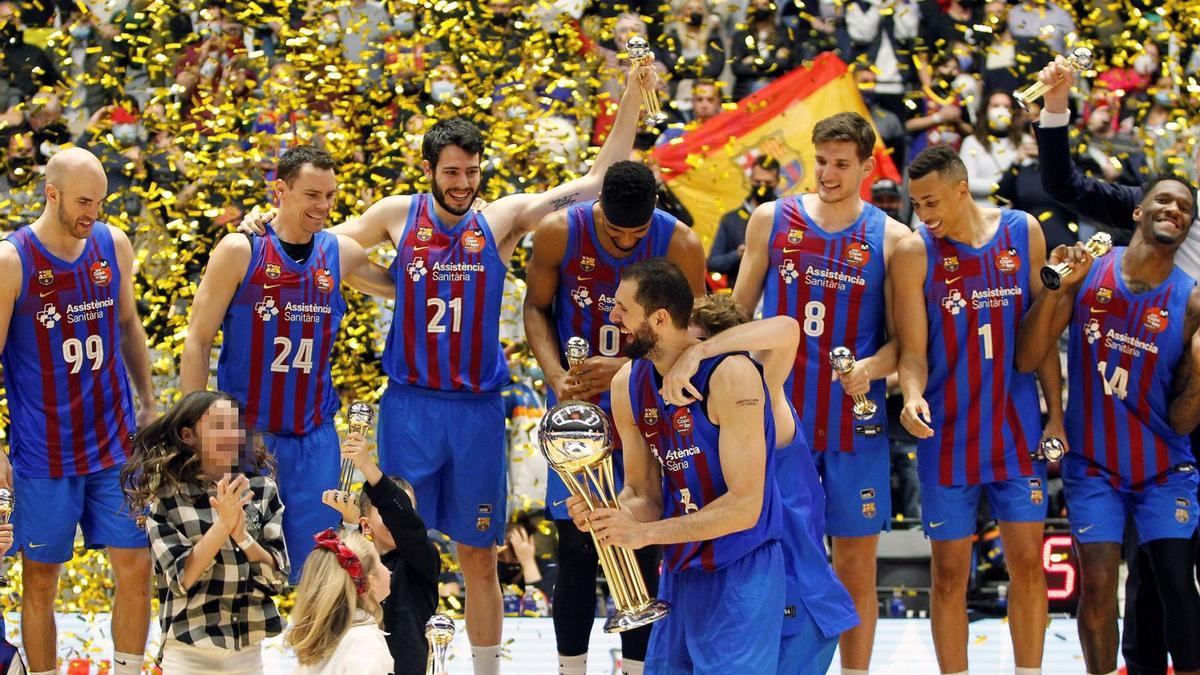 Calathes (Barça) i Llull (Madrid), durant la final.  | JORGE ZAPATA/EFE