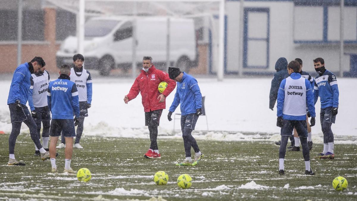 Entrenamiento de los jugadores del C.D.Leganés bajo la nieve