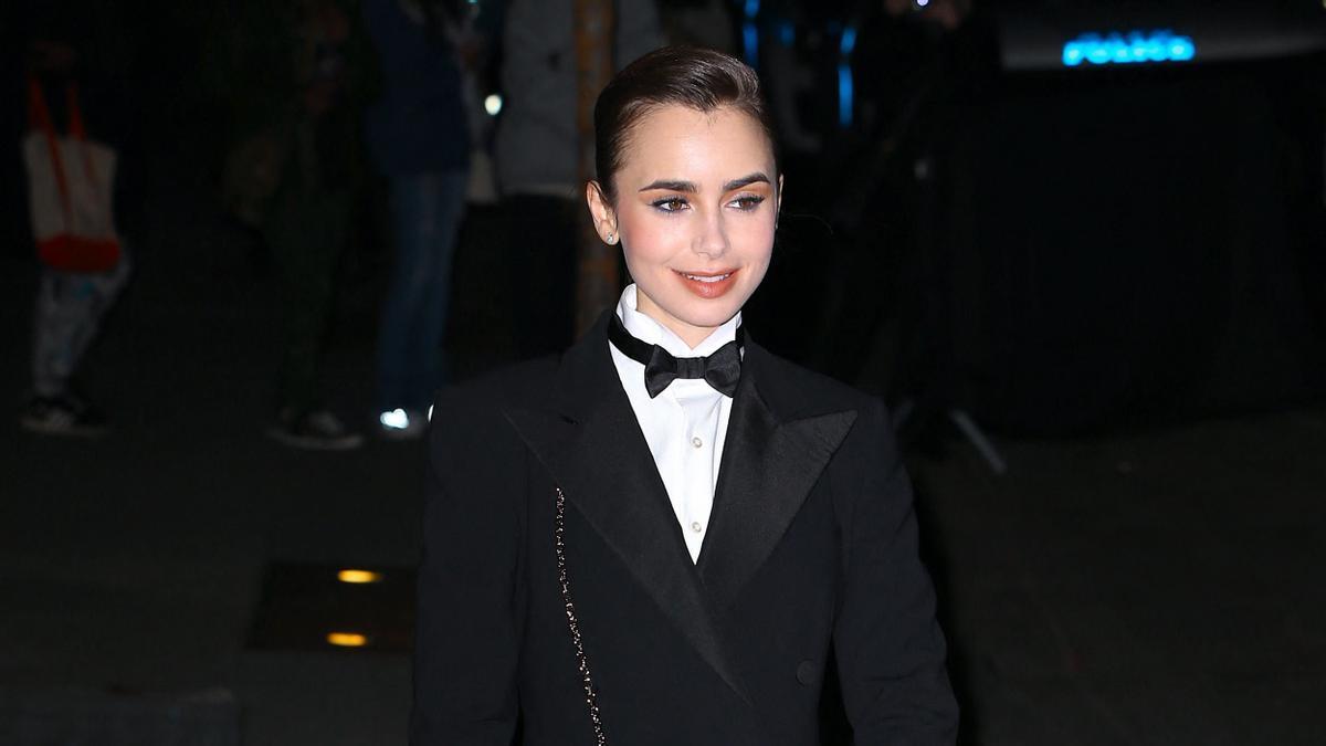 El vestido gabardina de Lily Collins que vas a añadir a tu 'wishlist'