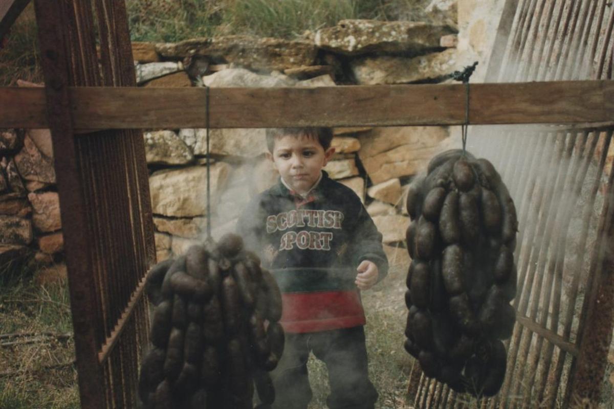 El projecte de Fermín Sales es desenvolupa fent una mirada al passat rural del seu poble, Albocàsser.