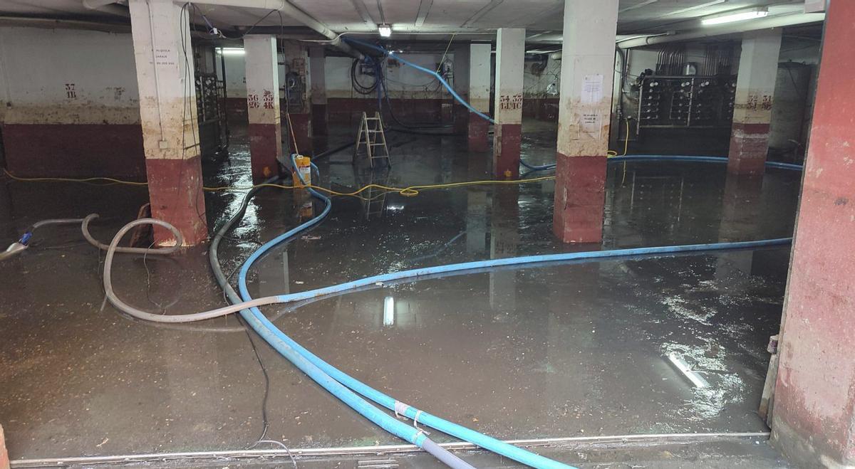 Las columnas manchadas mostraban, ayer, la altura a la que llegó el agua. | SANTOS ÁLVAREZ