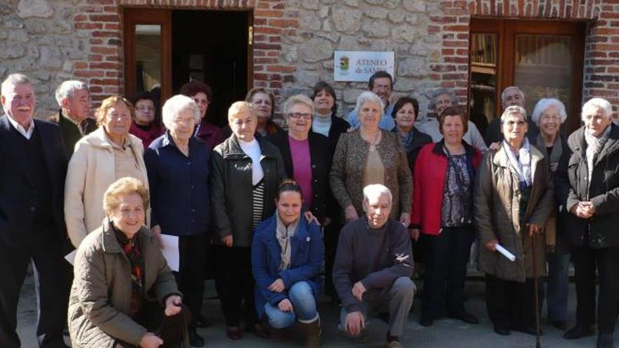 Asistentes a la elección de la junta directiva de los mayores de Amieva.