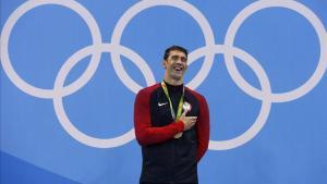 Phelps sonríe en el podio con el oro con el que recupera el título olímpico en los 200 mariposa 