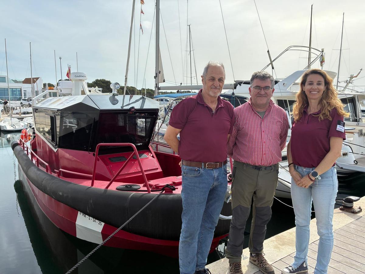 José Romero, Joan Simonet y Maria Valens, frente a la nueva embarcación