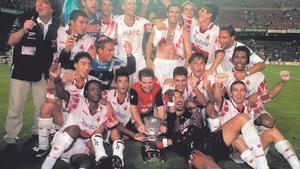 La plantilla del Mallorca festeja el triunfo en 1998