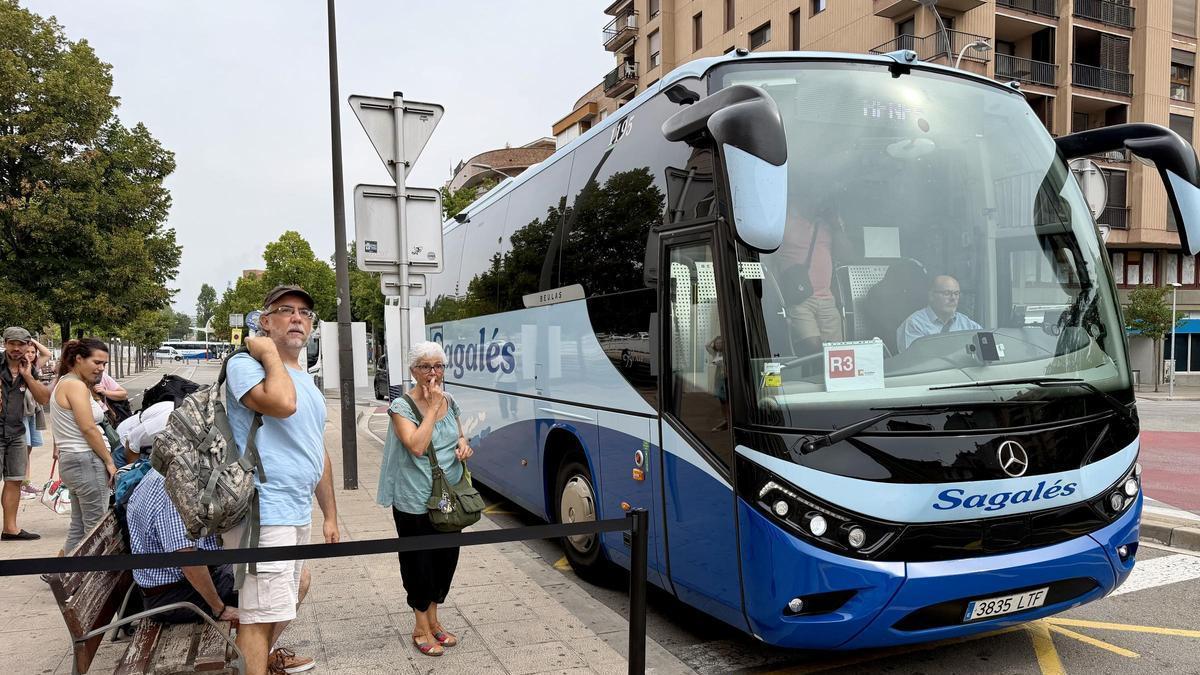 L'Alejandro i l'Ariadna expliquen que han agafat el bus de la línia R3