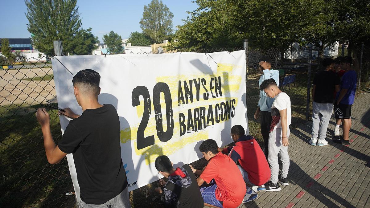 El passat setembre es va fer una protesta pels vint anys de barracons a l’institut Salvador Sunyer de Salt.