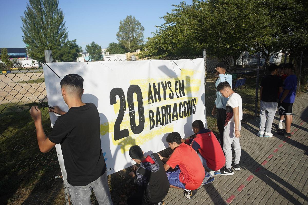 Imatge d'una protesta pels vint anys de barracons a l’institut Salvador Sunyer de Salt.