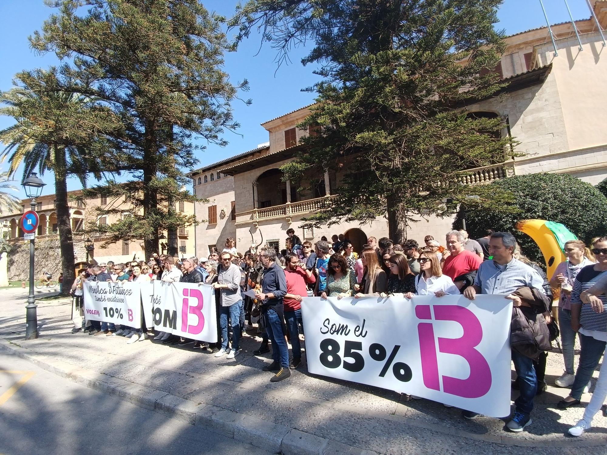 El sector audiovisual protesta en el Consolat de Mar por la falta de producción propia en IB3