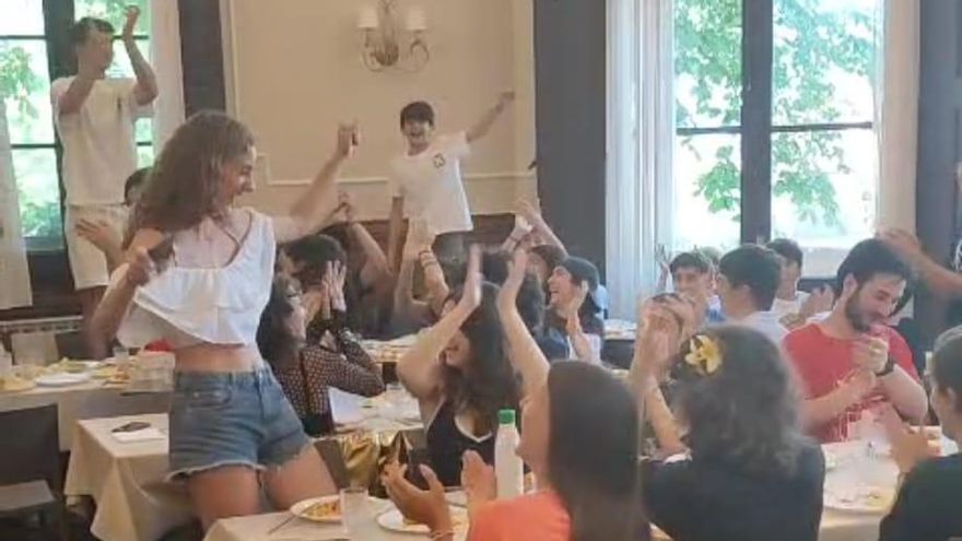 L&#039;eufòria dels estudiants gironins en saber que han entrat al grau: &quot;M&#039;he quedat en xoc, és la millor notícia que he rebut mai&quot;