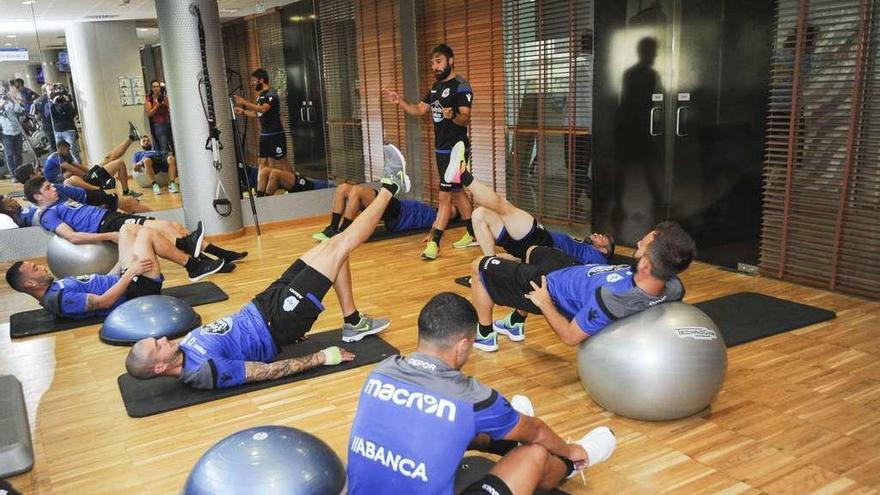 Un grupo de futbolistas del Deportivo realiza tareas ayer en la Casa del Agua bajo la supervisión del readaptador físico, Fran Molano.