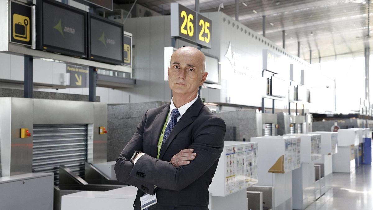 Marcos Díaz González posa ante os postos de facturación do aeroporto de Santiago na xornada previa á súa reapertura
