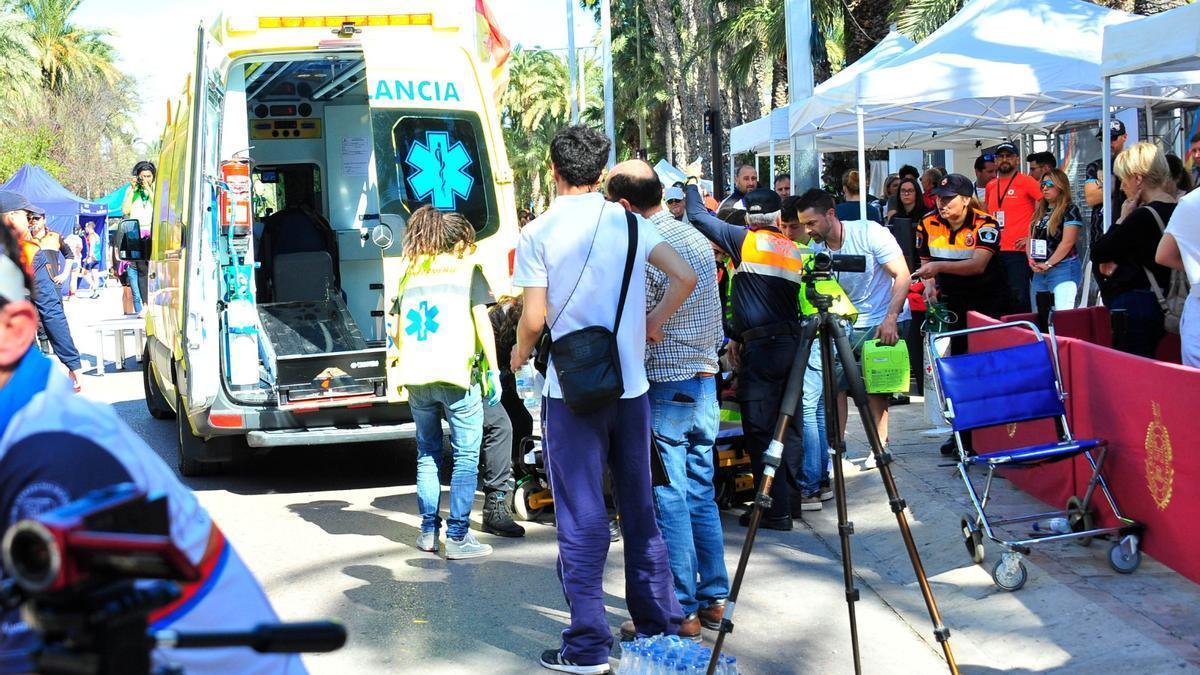 Momento en el que el corredor fallecido iba a ser subido a la ambulancia.