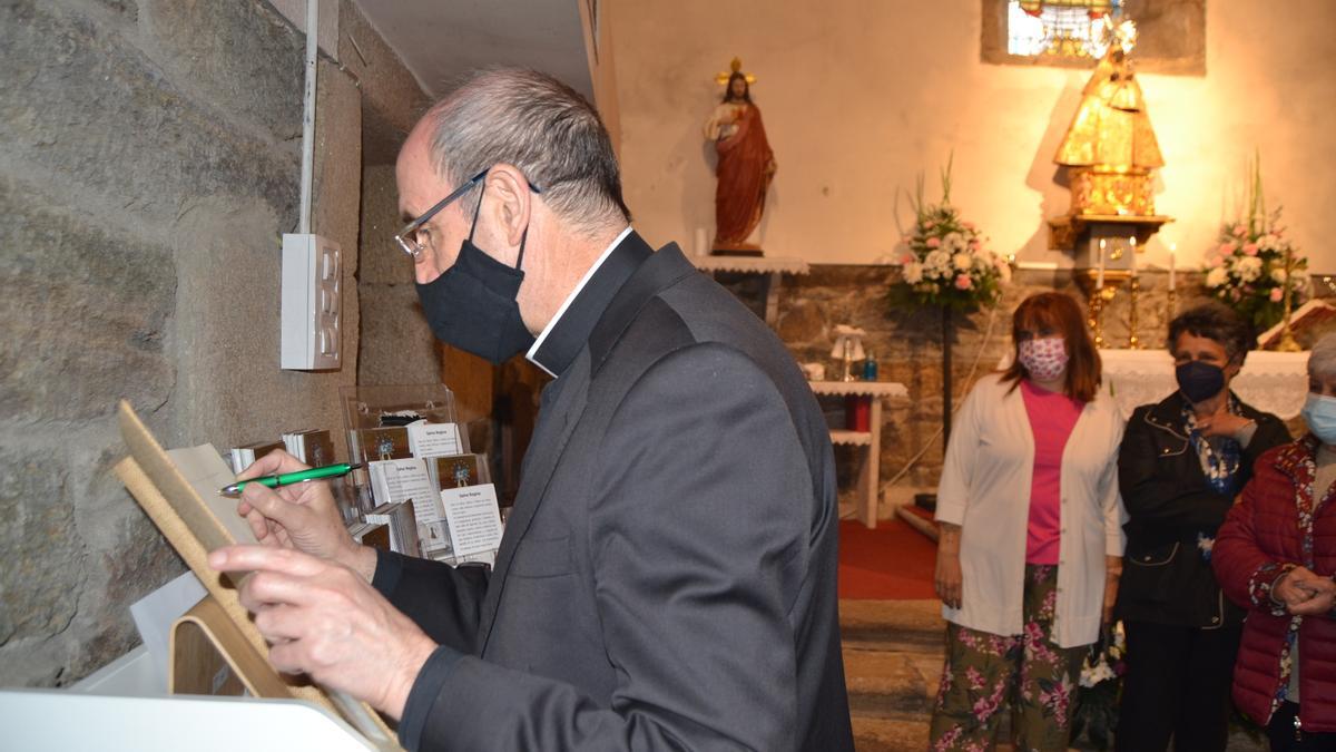 El obispo firma el libro de visitas de la ermita de Guadalupe de Requejo.