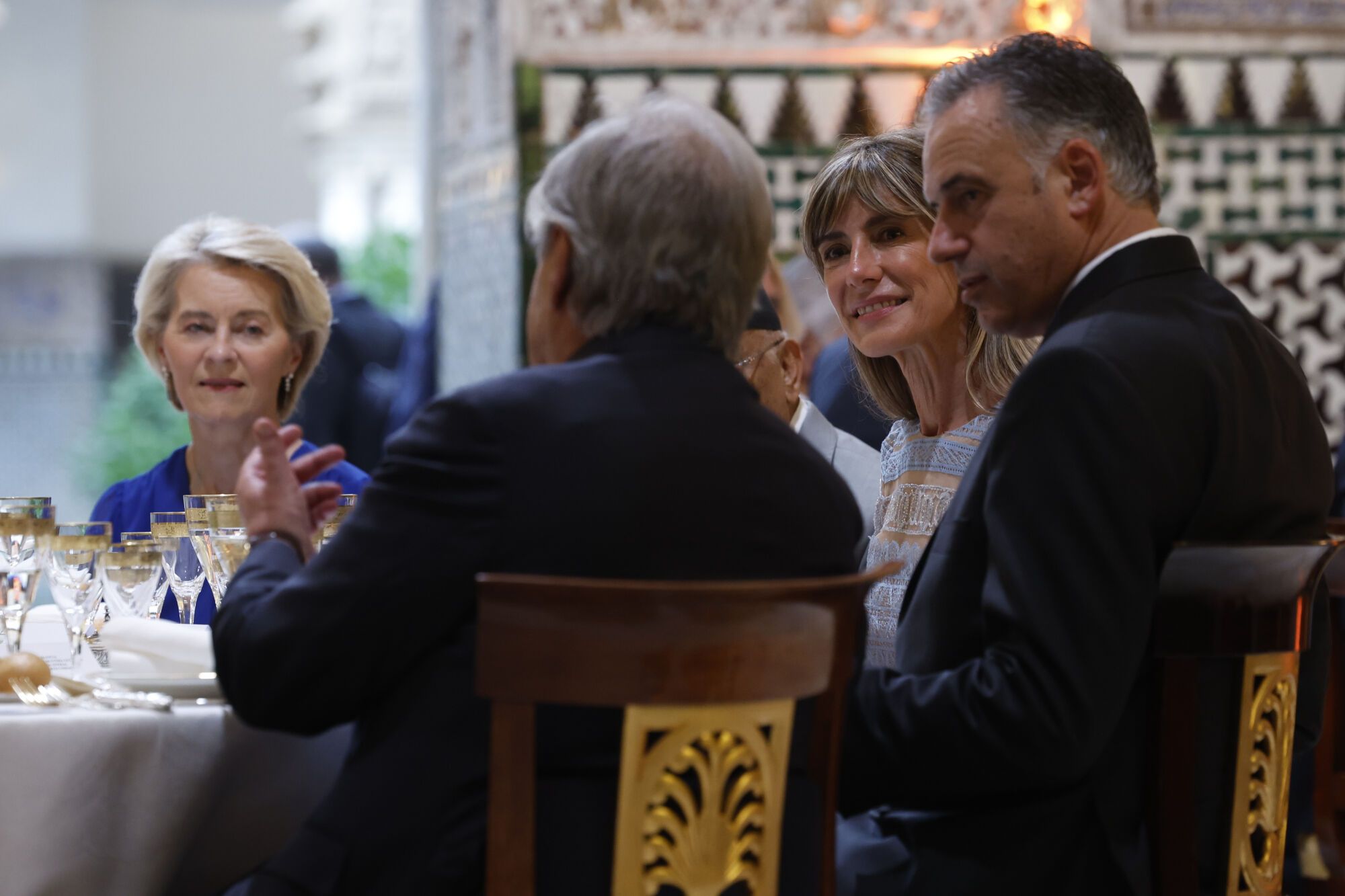 SEVILLA, 29/06/2025.- El presidente de Uruguay, Yamandú Orsi (d), conversa con el secretario general de la ONU, António Guterres (2i, de espaldas), la presidenta de la Comisión Europea, Ursula von der Leyen (i), y la mujer del presidente del Gobierno de España, Begoña Gómez (2d), durante la cena de gala que han ofrecido los reyes, este domingo, a los líderes mundiales que asisten a la IV Conferencia Internacional sobre Financiación para el Desarrollo. EFE/ Mariscal POOL. POOL