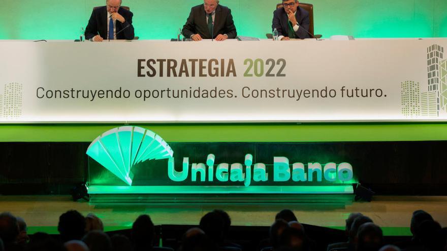 De izquierda a derecha, el consejero delegado de Unicaja Banco, Ángel Rodríguez de Gracia; el presidente de Unicaja Banco, Manuel Azuaga, y el director general de control, estrategia y relaciones con supervisores de la entidad, Isidro Rubiales