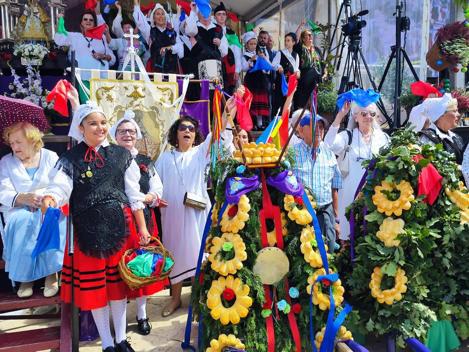 Villaviciosa vibra con la Portalina y la danza del Portal