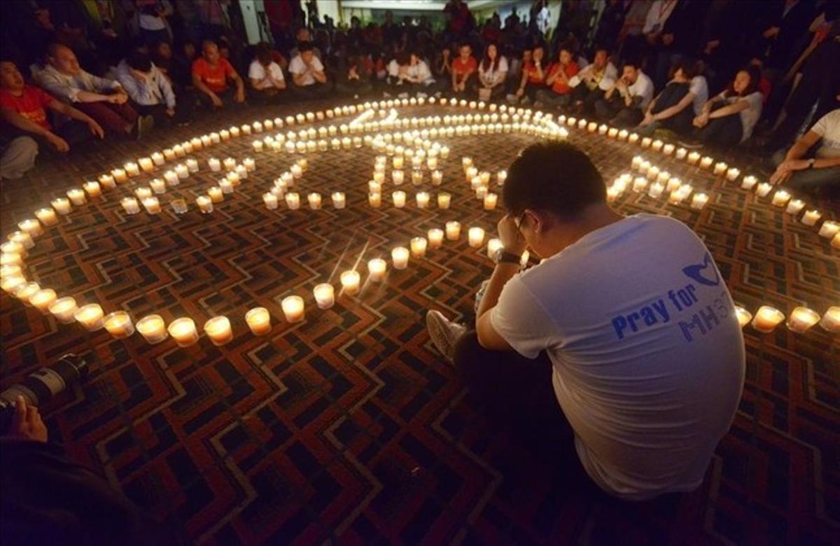 Familiars de passatgers del vol Malaysia Airlines MH370 resen al Metro Park Hotel a Pequín.