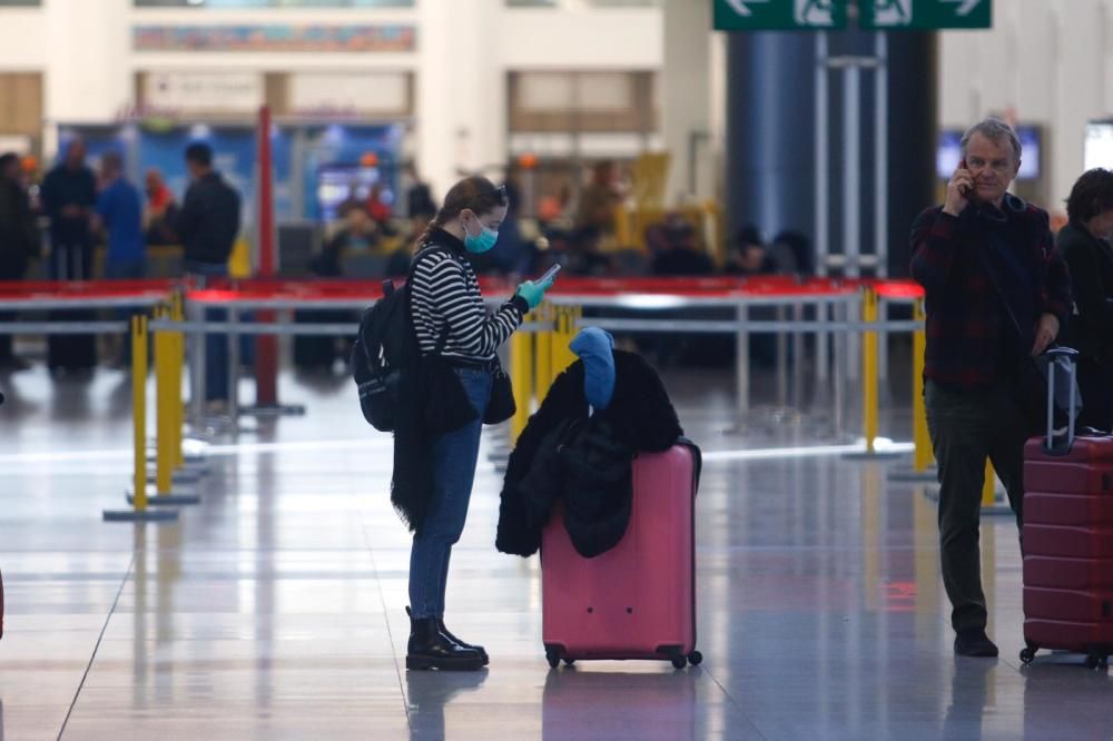 Efectivos de la UME en labores de desinfectación en el Aeropuerto de Málaga.