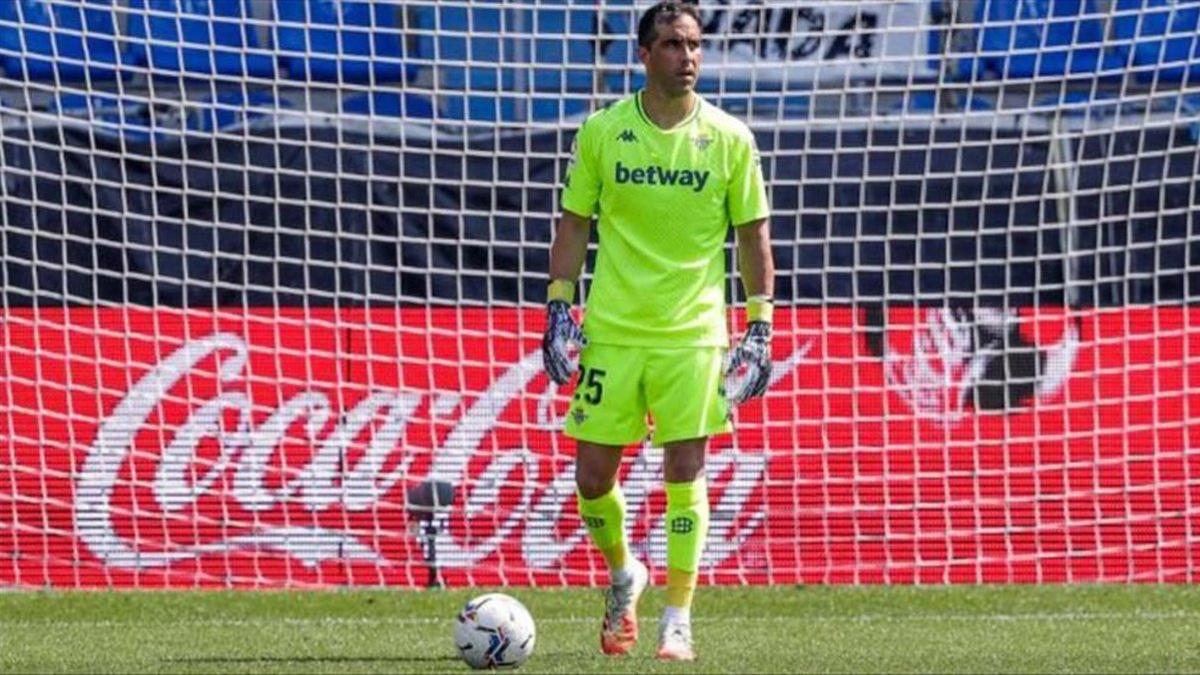 El portero, Claudio Bravo, con el balón en un encuentro con el Real Betis Balompié