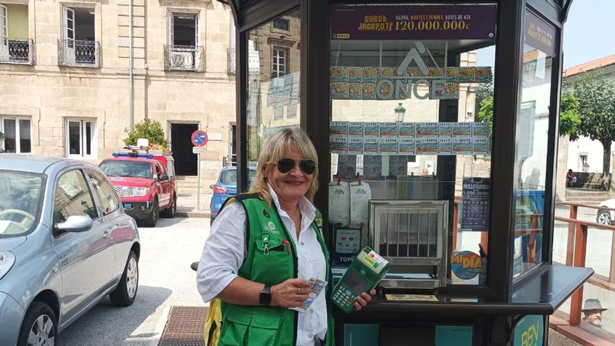 La vendedora María Montserrat Sánchez Díaz, en su quiosco de la Plaza García Hermanos, en Betanzos