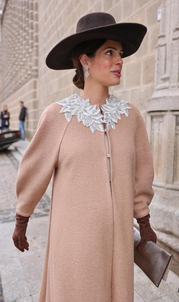 El look de invitada de Sofía Palazuelo con abrigo capa y sombrero
