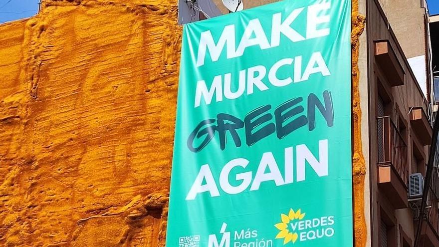 Este es el cartel con el que Más Región ha irrumpido en la ciudad: "Make Murcia Green Again"