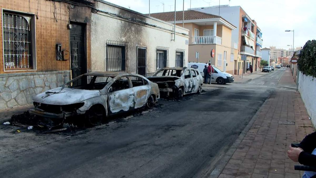 Vehículos calcinados en la calle de Torre Pacheco donde el agente salvó a la pareja.