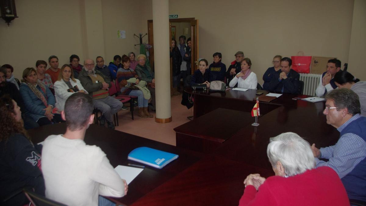 Numeroso público asistió al Pleno de la renuncia del alcalde de Fuentesaúco, que no asistió