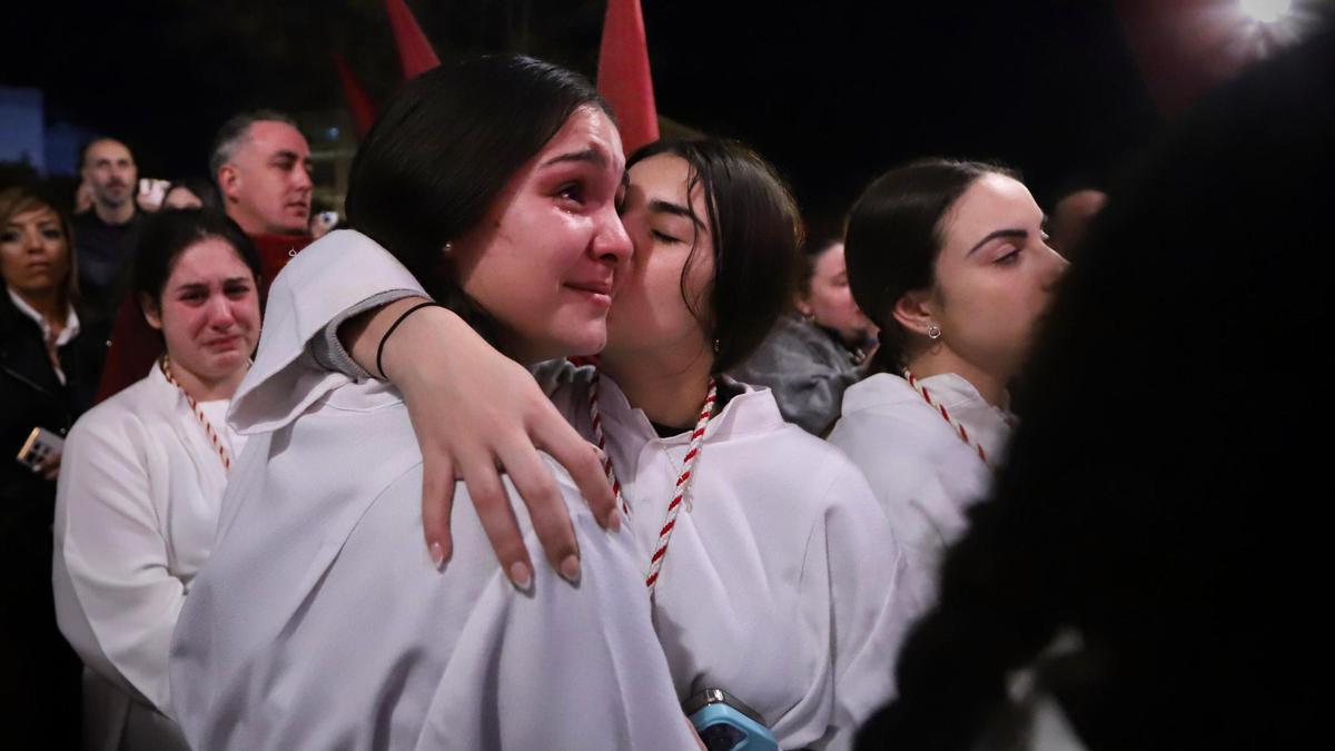 Nazarenas lloran la suspensión de El Sepulcro