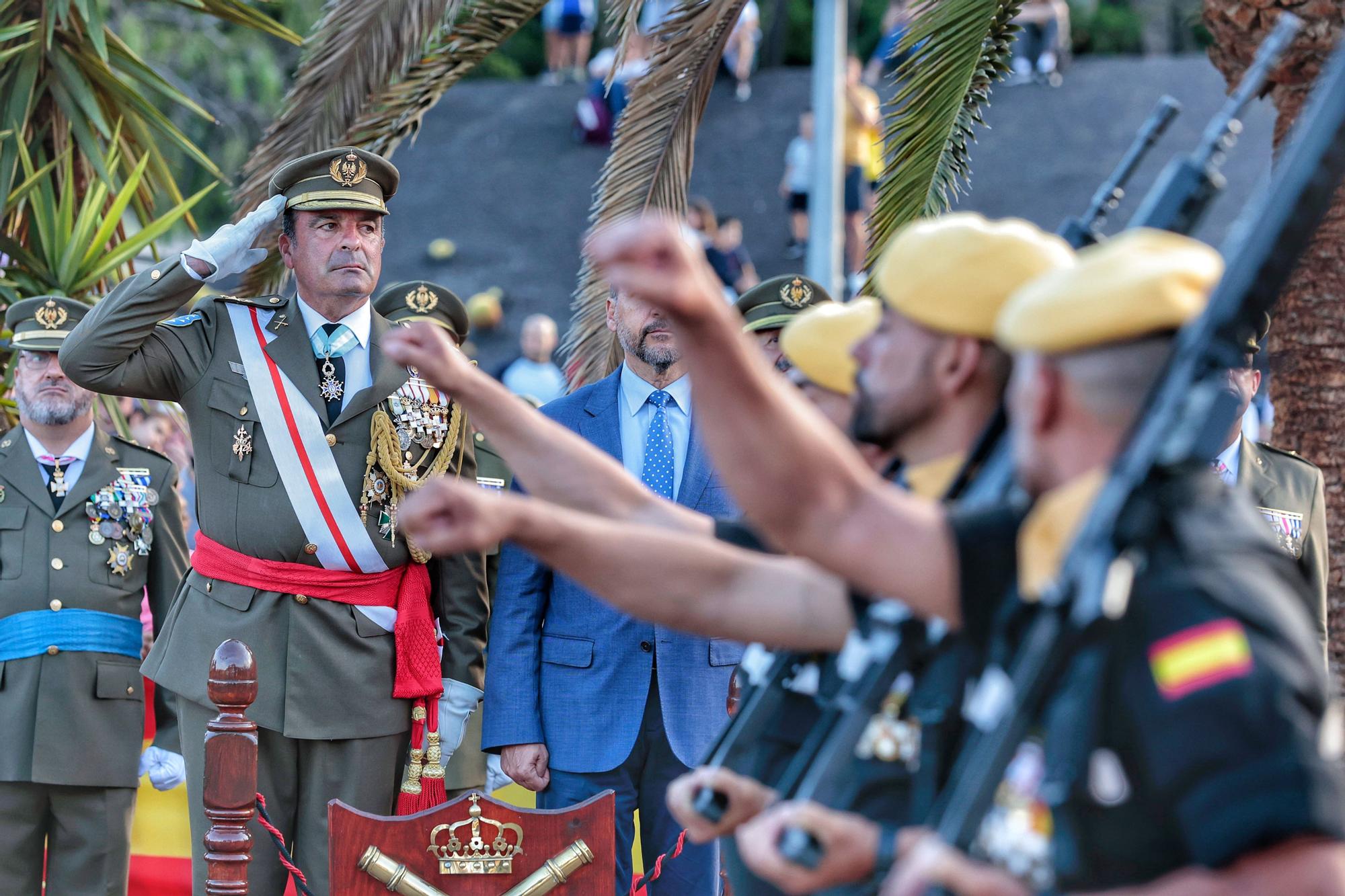 Arriado de la bandera nacional y exposición de material del Ejército