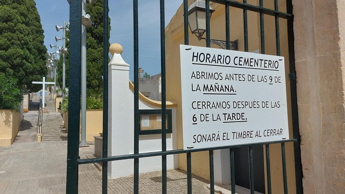 Eingang zum Friedhof von La Vileta auf dem letzten Abschnitt der Strecke. Die Friedhofsverwaltung lässt sich bezüglich der Öffnungszeiten nur bedingt festnageln.