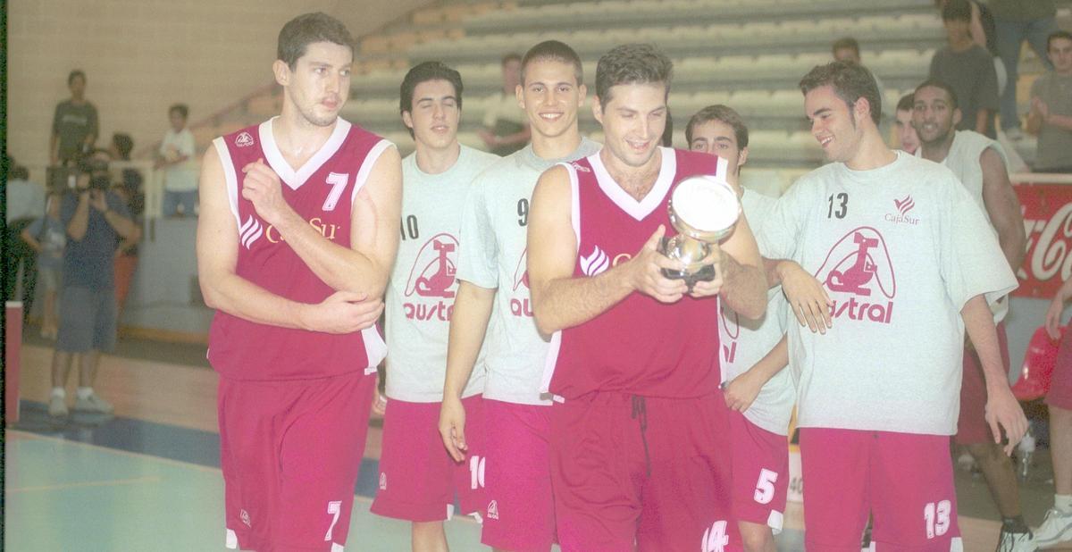 Los jugadores del Cajasur celebran el triunfo en la final de la Copa Andalucía LEB.