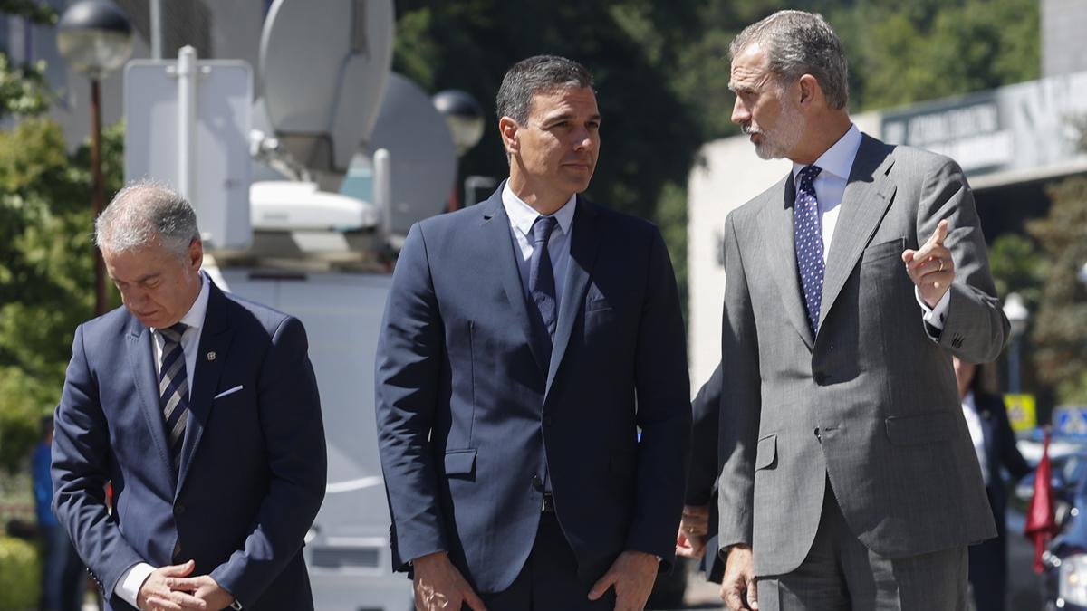 El rey Felipe VI, el presidente del gobierno de España, Pedro Sánchez, y el Lehendakari, Iñigo Urkullu, este domingo en la localidad vizcaína de Ermua en la conmemoración del 25 aniversario del secuestro y asesinato del concejal del PP Miguel Ángel Blanco por ETA.