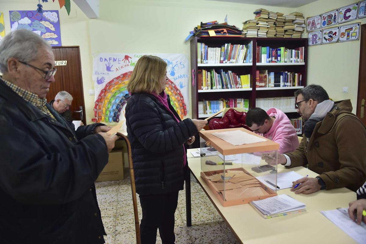 Fotogalería | Elecciones en Extremadura: Así votan este 21D en Jarilla y Villar de Plasencia