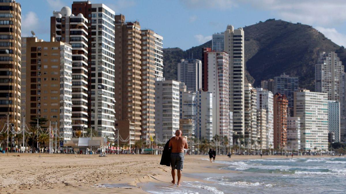 Un turista en la playa de Benidorm.