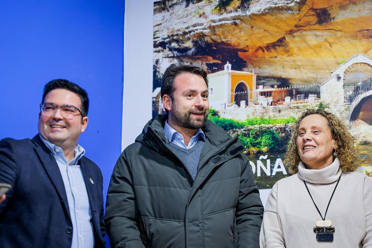 Por la izquierda, Tino Medida, Álvaro Queipo y Beatriz Llaneza, este viernes, en Infiesto.