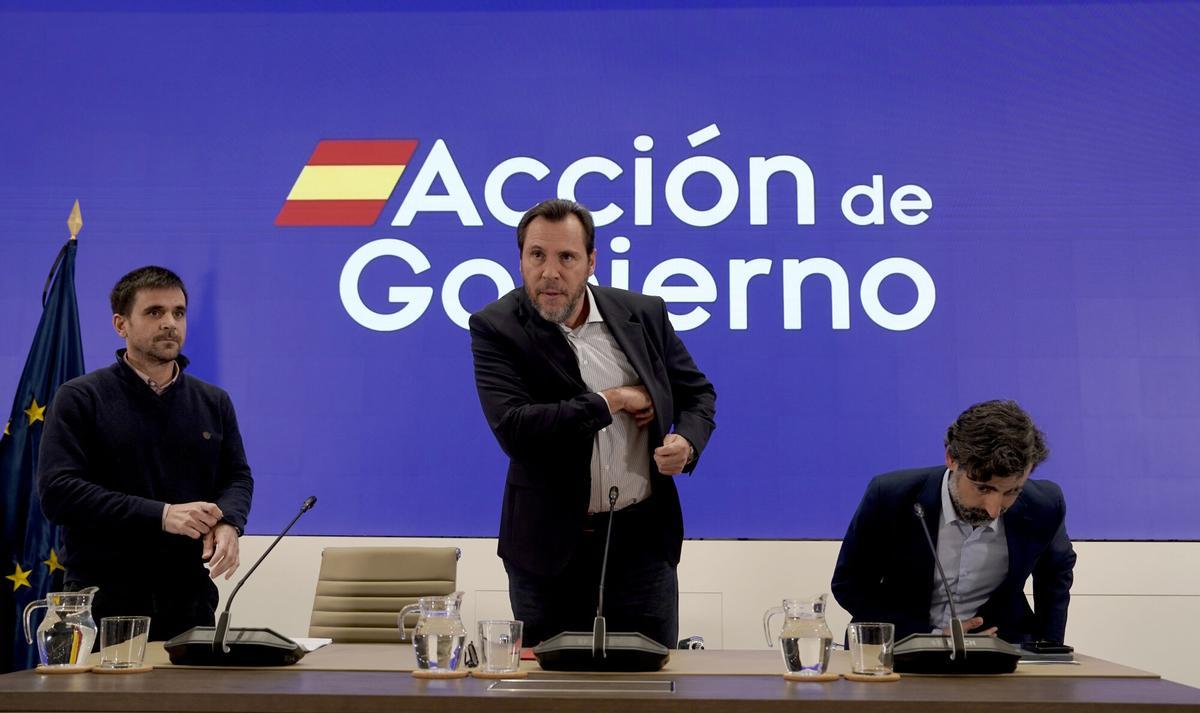 El ministro de Transportes, Óscar Puente, durante una rueda de prensa este miércoles junto a Ángel García de la Bandera, director de Tráfico de Adif, y José Alfonso Gálvez, director de Operaciones de Renfe.