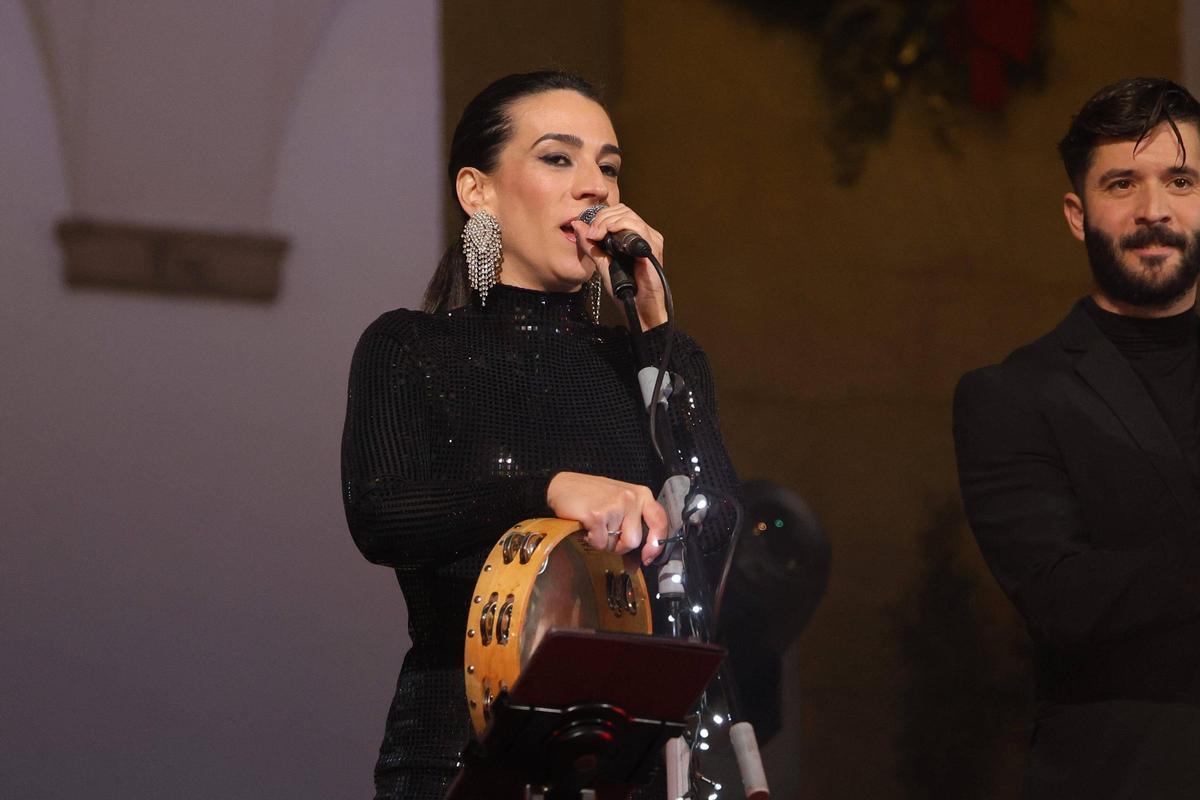 Fotogalería | Así ha sido la multitudinaria Zambombá flamenca en la plaza Mayor de Cáceres