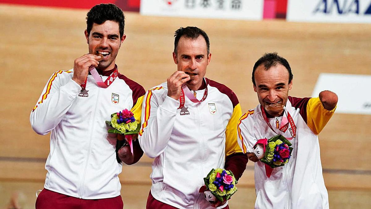 Ricardo Ten, junto a Alfonso Cabello y Pablo Jaramillo en el podio que cerró el ciclismo en pista.