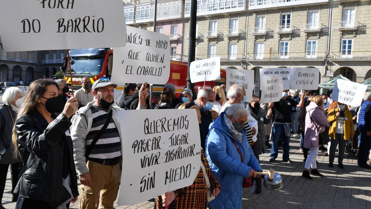 Protesta de uno de los colectivos vecinales de Os Mallos, en la que se carga contra los pisos ocupados en los que se vende droga.   | // VÍCTOR ECHAVE