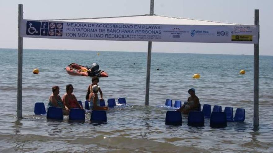 La playa de Levante estrena una plataforma para personas con movilidad reducida